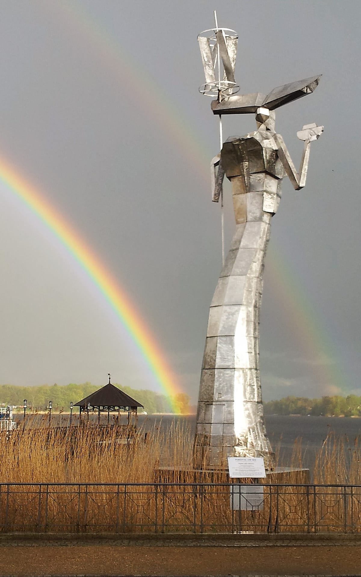 Kunsttour Karwe - Die Skulptur Parzival am See mit Regenbogen