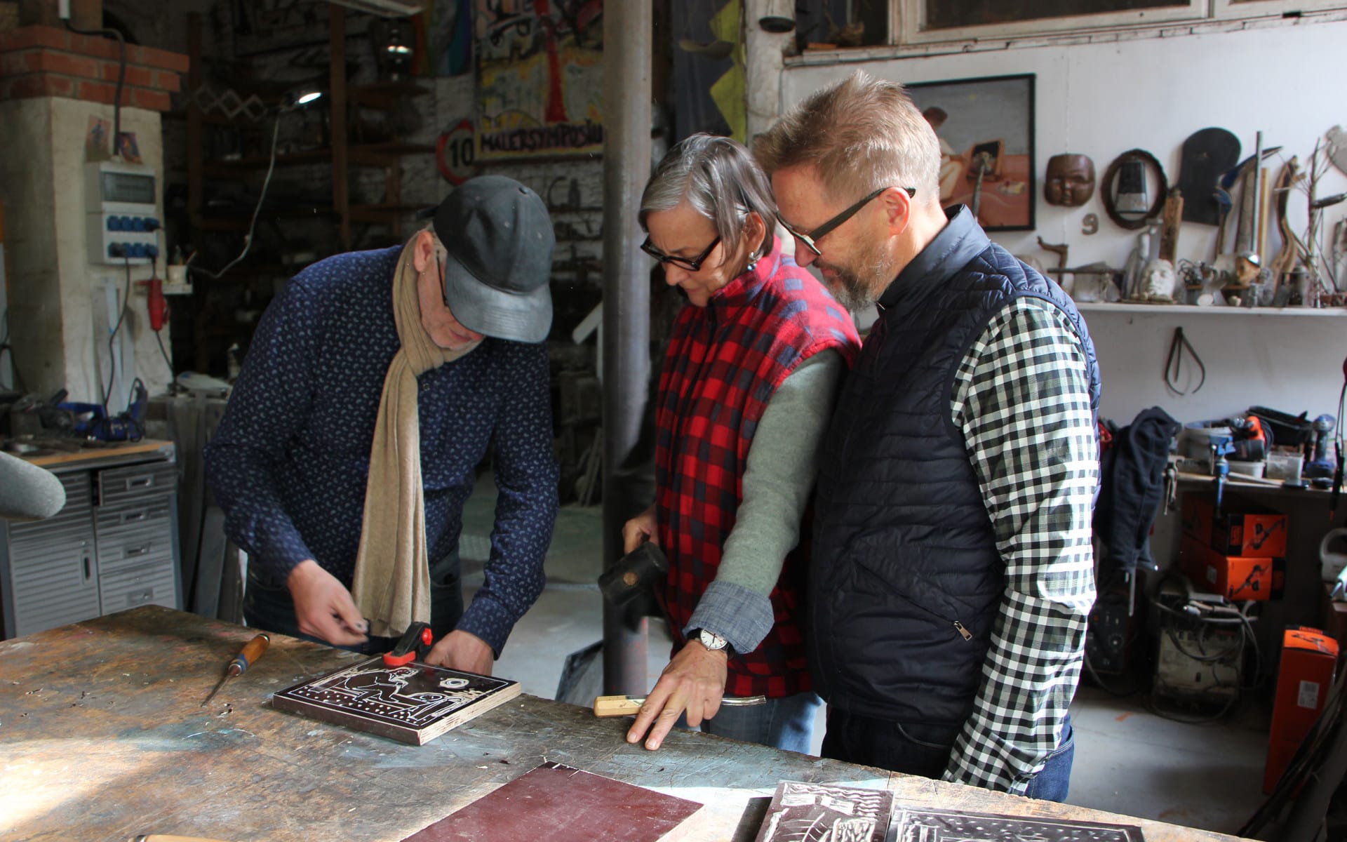 Kunsttour Karwe - Zwei Gäste beim Holzschnitt Workshop zusammen mit dem Künstler in der Werkstatt