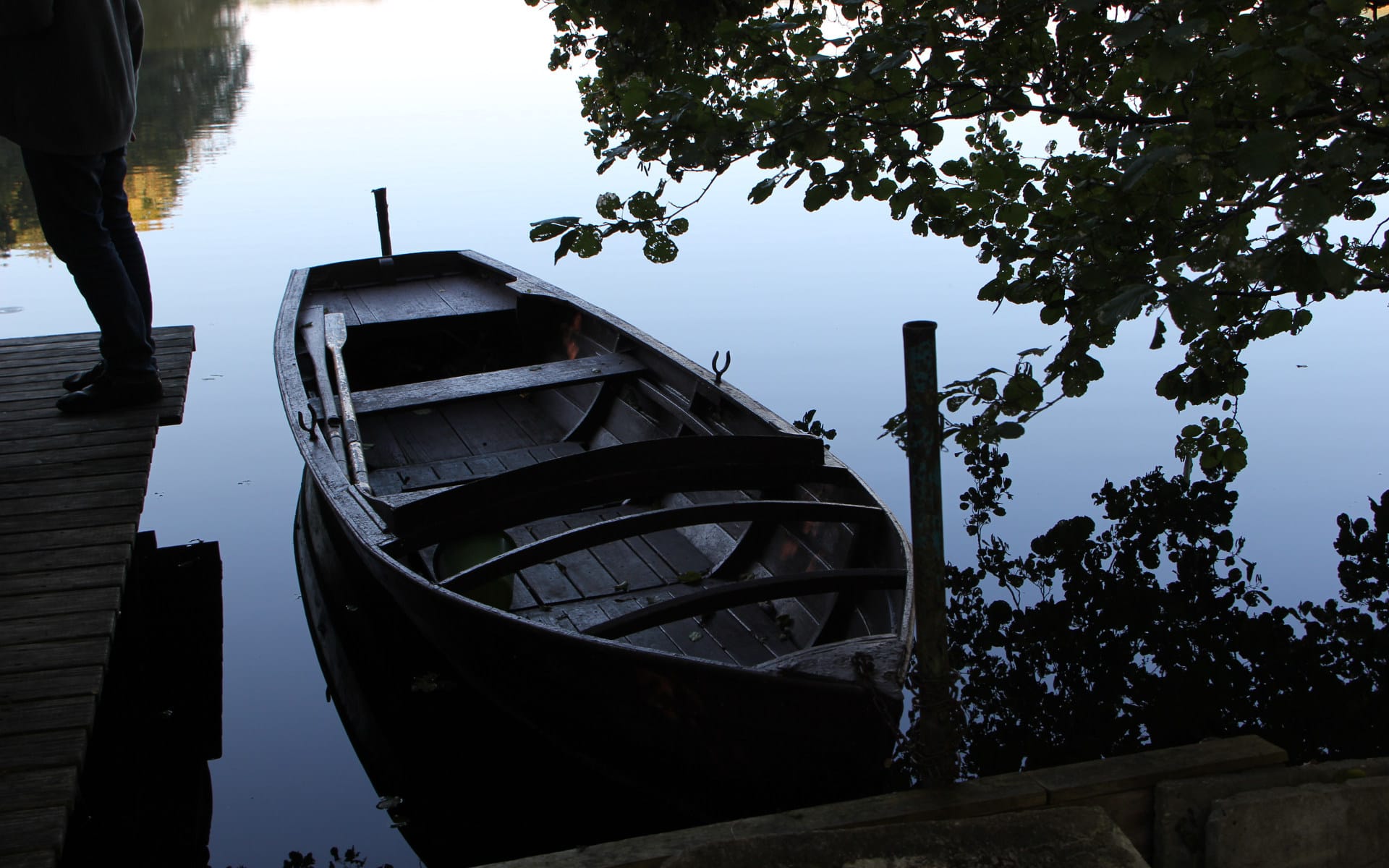Kunsttour Stechlin - Ein Boot im Dagowsee am Steg