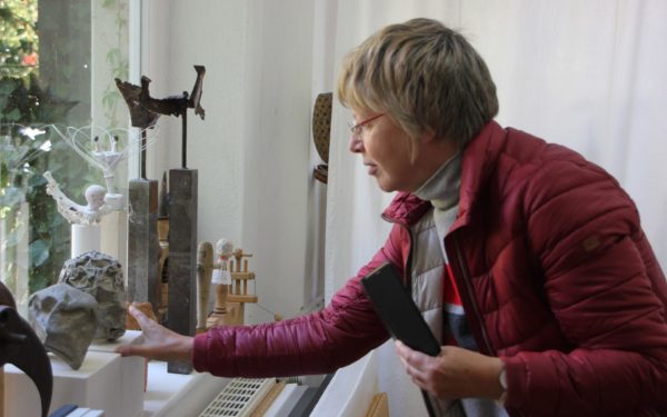 Kunsttour Stechlin - Ein Gast in der Galerie beim bewundern von Kunst
