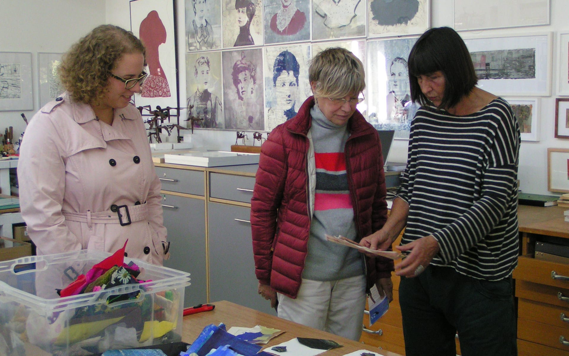 Kunsttour Stechlin - Workshop Collage im Atelier mit Künstler und zwei Gästen